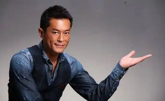 古天乐过安检被搜身,安检妹妹太幸福,众人羡慕不已过安检被搜身_人员