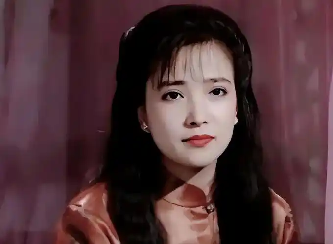 事实证明,59岁的"古典第一美人"何晴,已经走上另一条人生大道