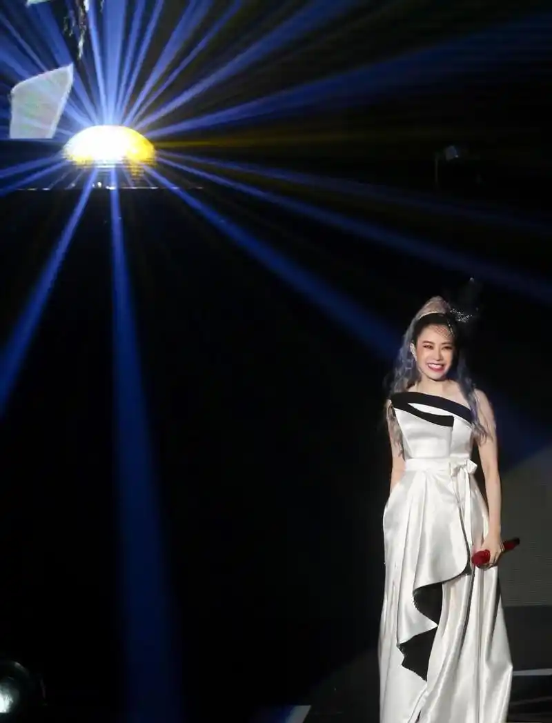 曾一人养活大半个滚石,因拒绝潜规则巅峰期遭封杀,现靠商演谋生