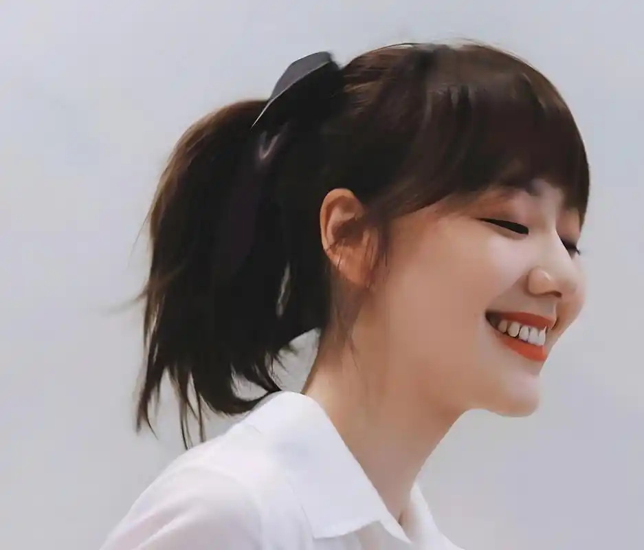 王冠:从央视主持人到社交平台活力的代表 王冠,这位央视前主持人,在