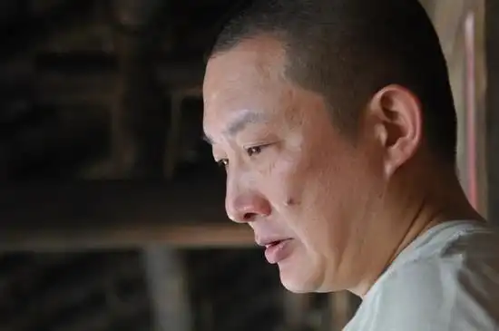 《中国往事》横店热拍 导演张黎消瘦15斤(组图)