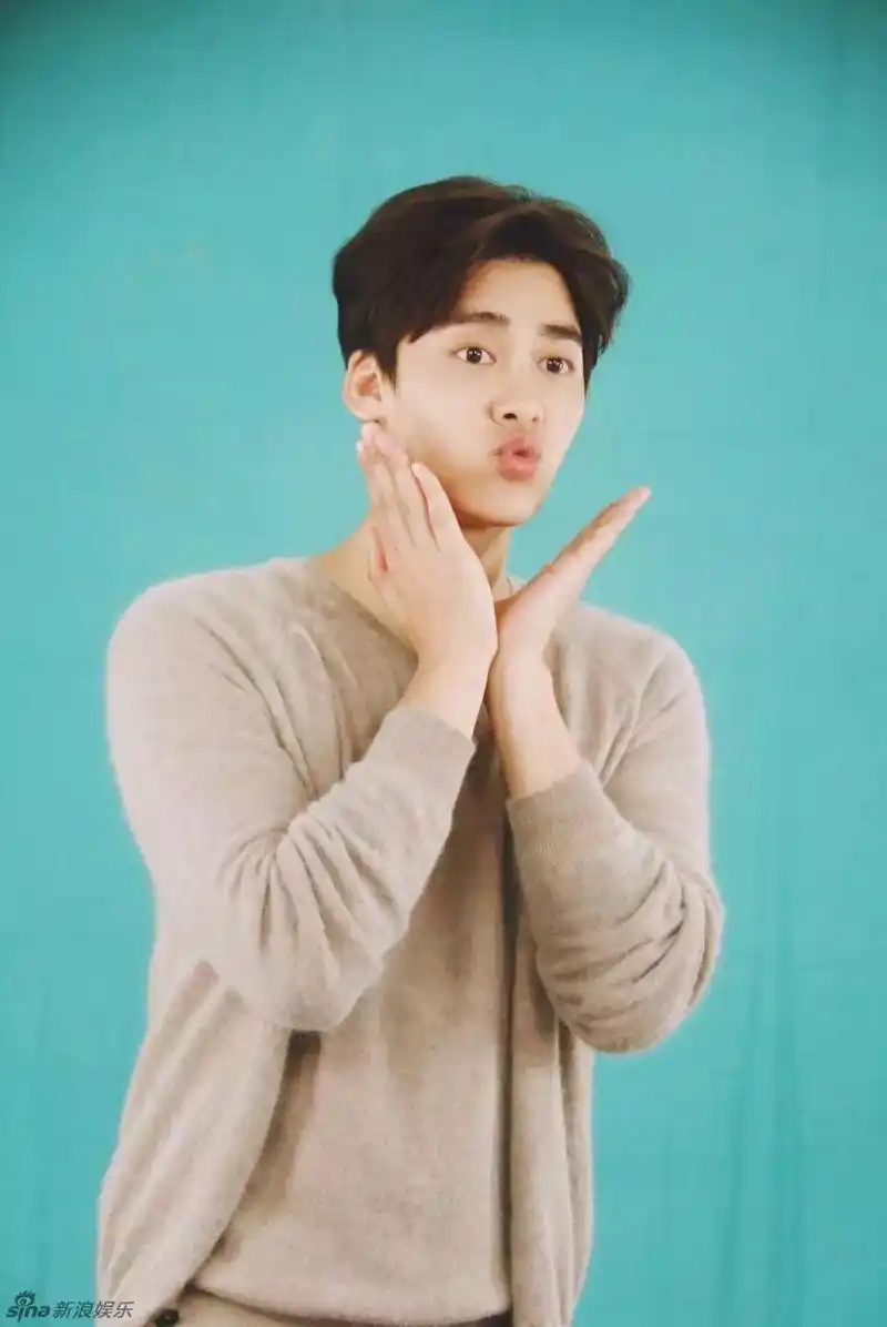 组图:李易峰拍表情包 嘟嘴卖萌停不下来