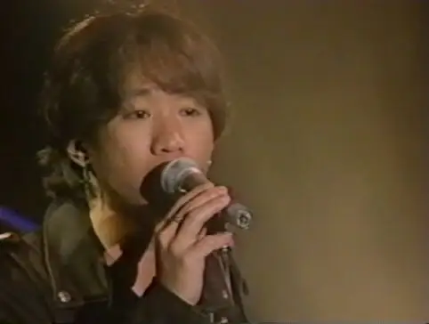 黄家驹唱歌时很帅的照片,谁有?我用来做qq头像的.