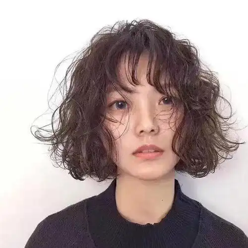 短羊毛卷发型任何人都可以体验,针对头顶比较服帖,头