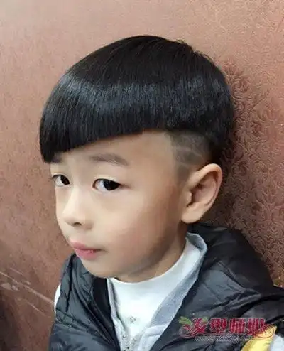 蘑菇头适用于的人群有哪些 5岁小男孩剪短直发好看吗(3)_发型师姐