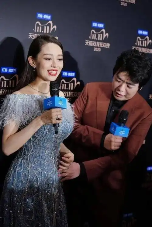 吉娜:郎朗的完美选择与巩新亮分手后,郎朗在父亲的安排下与吉娜相识.