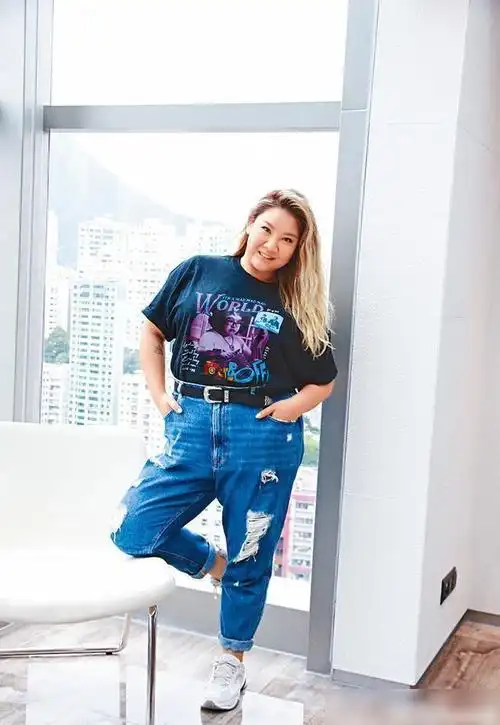 郑欣宜暴瘦过后又回到原来的身材穿t恤搭配牛仔裤漂亮又自信