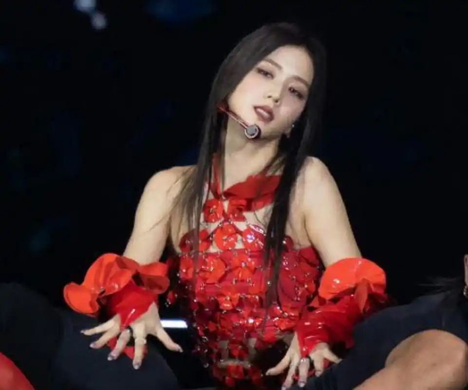 科切拉音乐节,lisa和jennie不停出现在热搜上,而black pink的其他