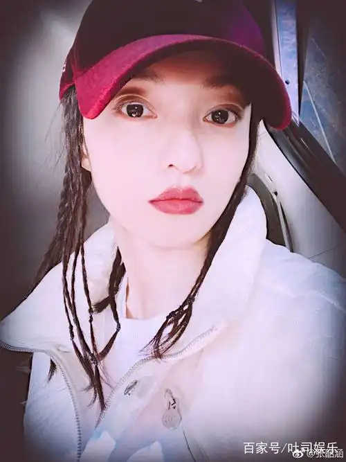 张韶涵机场新发型又酷又美,可自拍却很"直男"角度