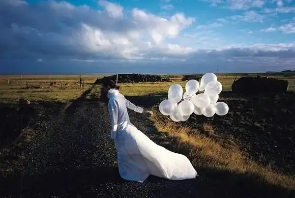 今晚听许哲佩《气球》:飘进云里 飘进风里