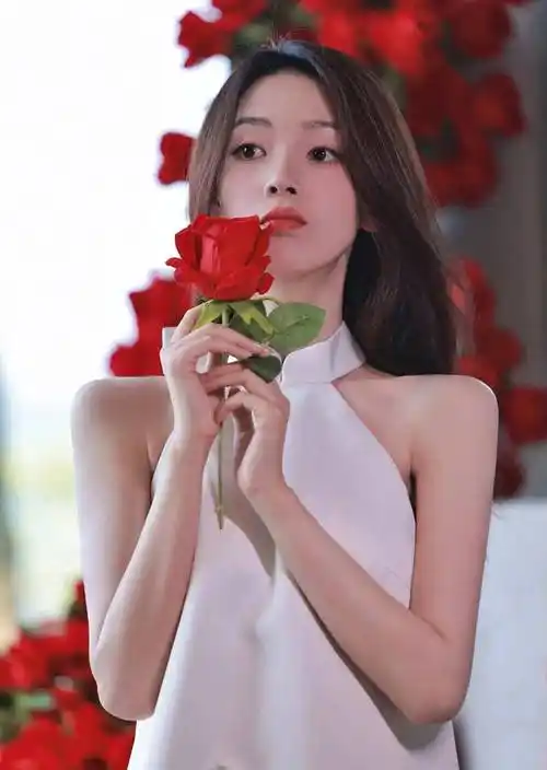 陈瑶纯白绣花连衣裙写真,鲜花配美人