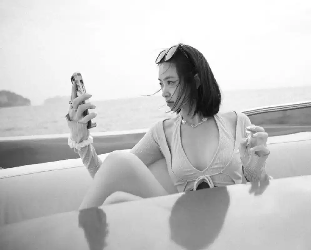 宋茜晒泰国旅游库存照 穿泳装展现绝佳腰臀比例  5月17日,宋茜分享