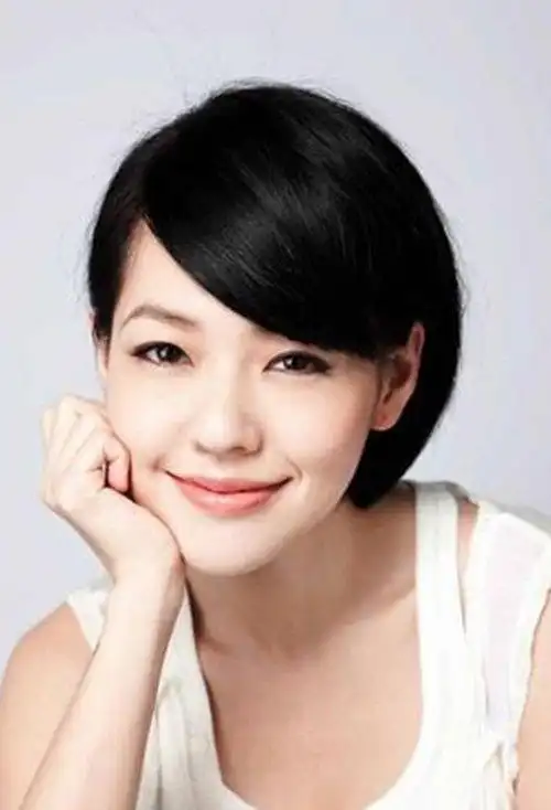 高额头女生剪干练利索短头发造型 中年女性修剪短头发演绎潮流风_发型