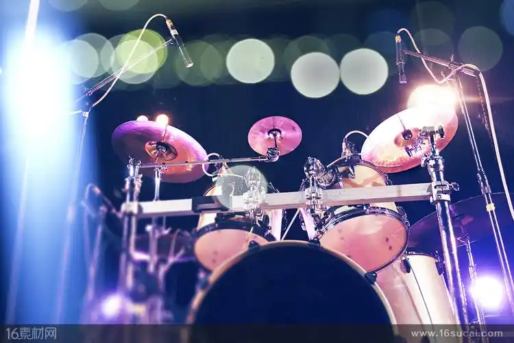 仰视舞台上的架子鼓和璀璨灯火高清图片