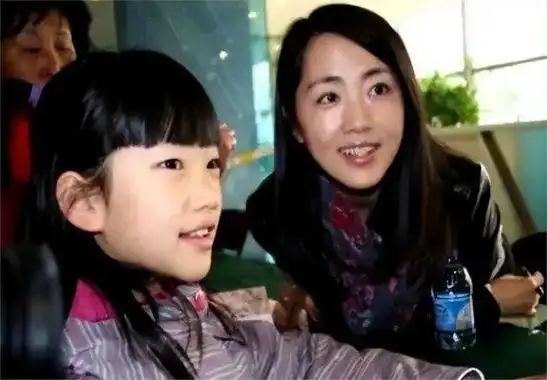 央视主持人杨丹:为了事业坚持丁克15年不生孩子,40岁才生娃