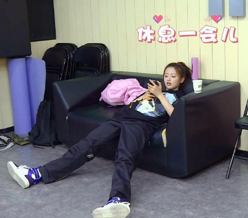 杨超越葛优瘫被网友群嘲,四仰八叉太直男,坐姿仪态不是一般的差