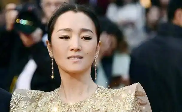 女演员巩俐的新片即将上映,穿梭于明星与特工之间,上海滩拍戏,超帅