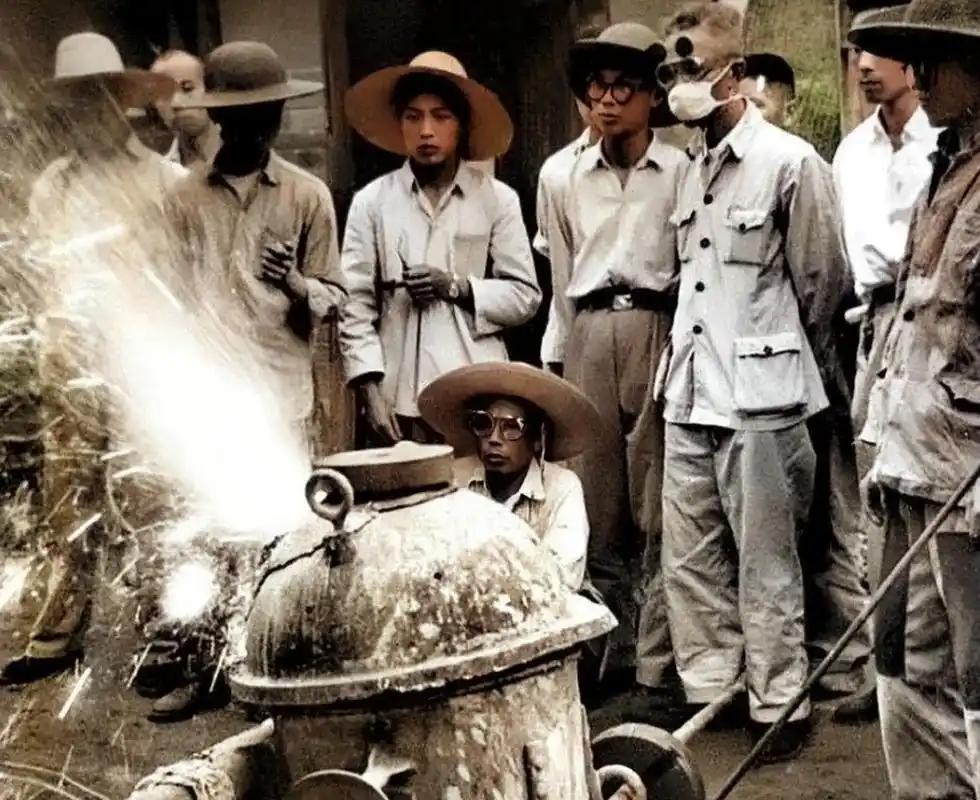 历史老照片: 上世纪五十年代末,大炼钢铁时期,一组土炉炼钢的留影.