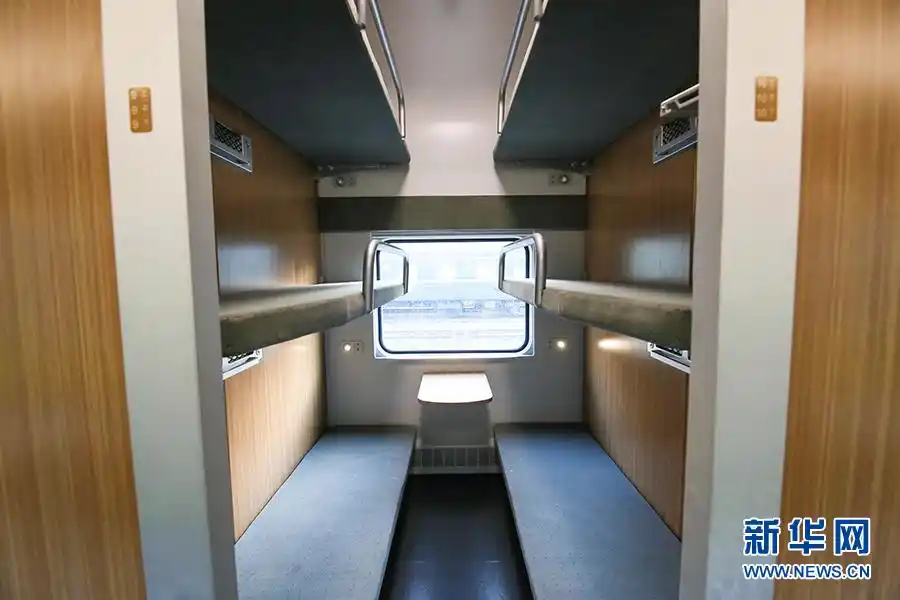 新"绿皮"复兴号电源加wifi 朝发夕至更惬意