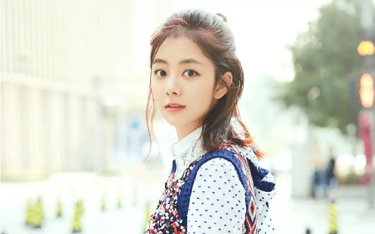 清纯美女明星谭松韵清新街拍图片桌面壁纸高清大图预览1920x1200_大陆