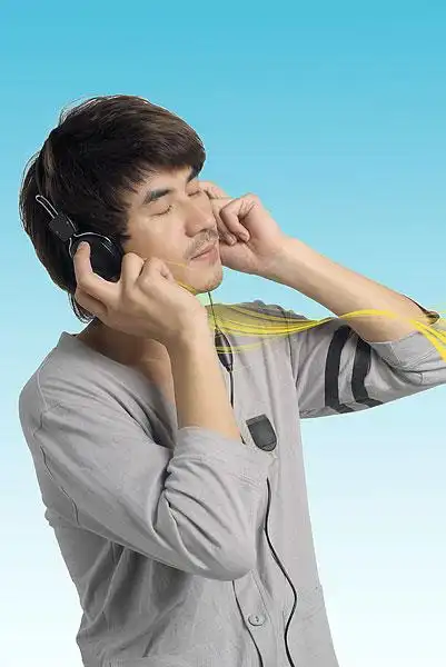 闭着眼晴在听音乐的男人