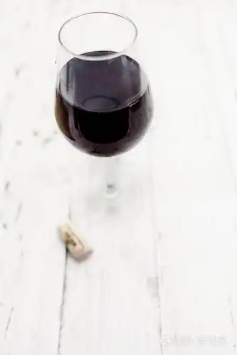 一杯红酒在老式的白色木制背景上. 古酒品鉴会