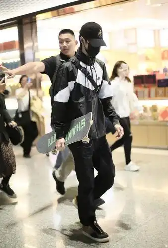 王一博街拍:nike冲锋衣 运动鞋工装裤 手拿滑板动感十足