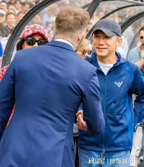 刘嘉玲夫妇与贝克汉姆合影双方笑容满面关系好无视梅西的存在