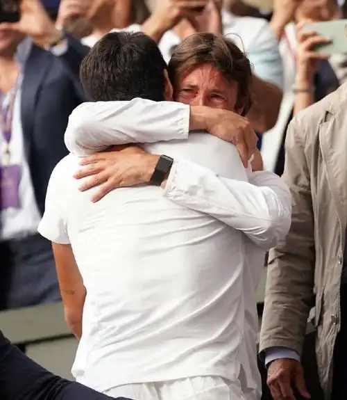 阿尔卡拉斯夺冠后来到包厢里,和恩师费雷罗拥抱的一幕非常感人……jcf