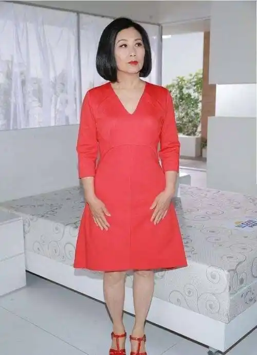 72岁汪明荃不服老,穿彩色短裙秀身材,时尚不输年轻女星_节目_的设计