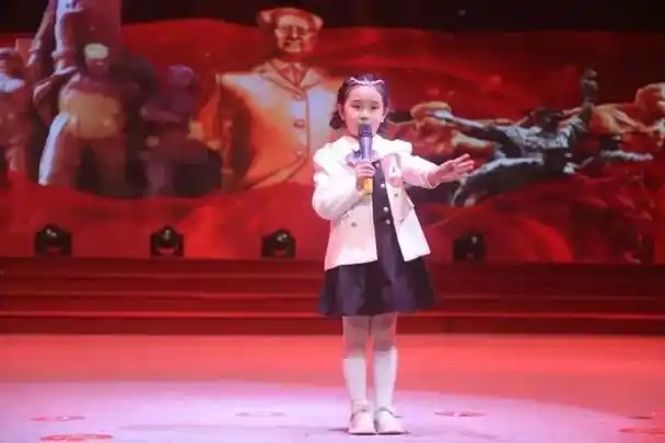 朗诵《我骄傲,我是中国人》表演者:贾怡菲吉他弹唱《平凡之路》表演者