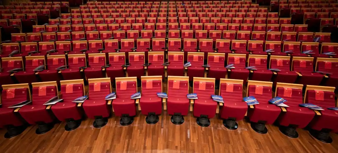 整齐排列的音乐厅观众席座位