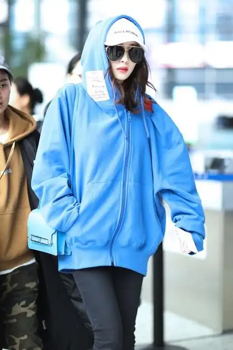 美极了杨幂卫衣搭配短裙简单的搭配精致的容颜就是魅力四射十足好看