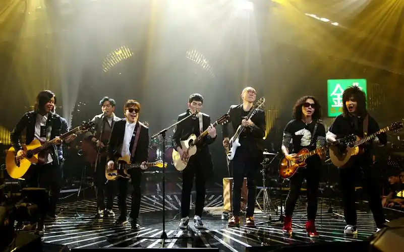 《歌手》狮子合唱团吉他群英会梁翘柏率乐手玩快闪