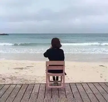 手绘短发女生背影头像高清图片