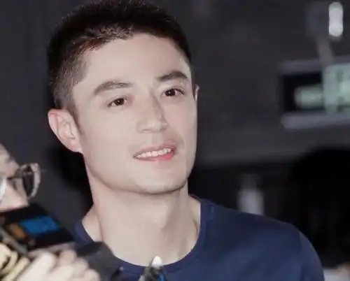 林心如这次晒自拍,两人都是纯素颜,霍建华虽然一直被吐槽没有了演员的