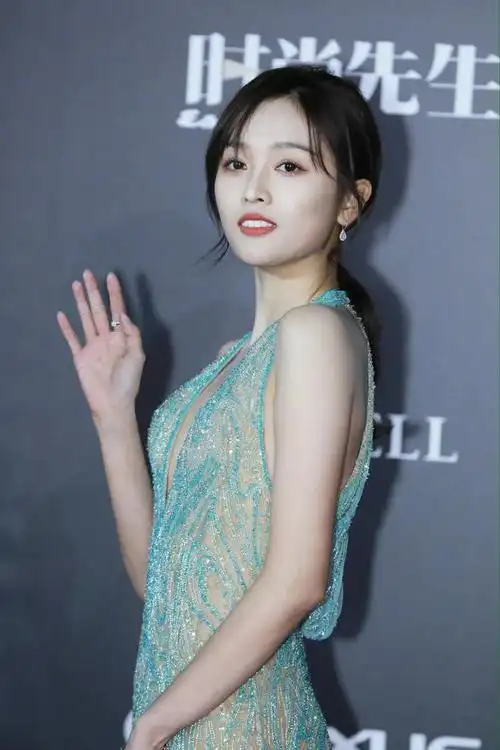 吴宣仪身穿透视长裙清纯与性感的结合美你get了吗