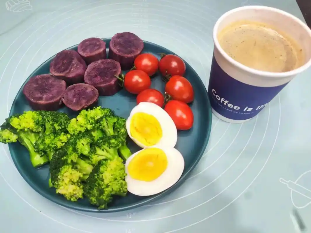 第一天:低卡减脂餐.早餐:紫薯,水煮蛋,西兰花,圣女果,咖啡 - 抖音