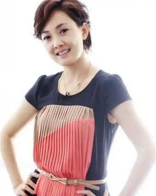 原创她是冯巩的老婆曾连续11年登上春晚没想到她也是射击冠军