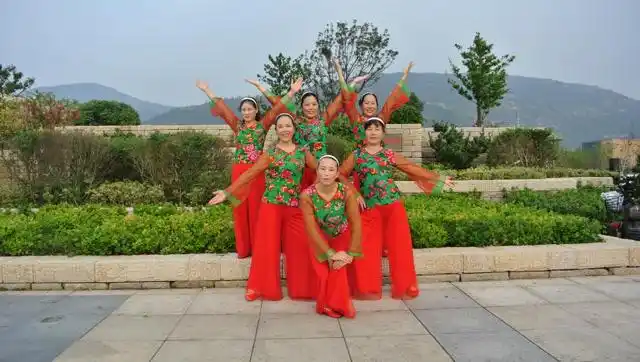 16人变队形广场舞《鼓动天地》喜庆有活力 舞步简单