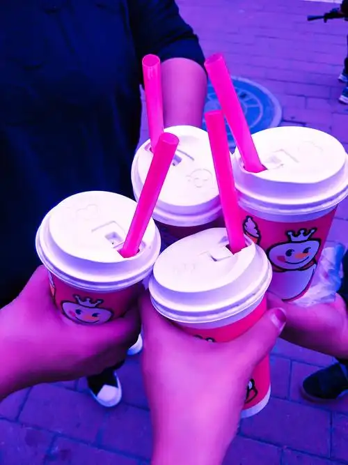 闺蜜聚会逛街喝奶茶冬天里的奶茶很温暖这份温暖要有人分享