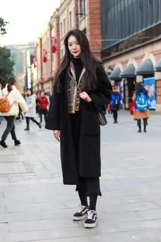 武汉街拍牛仔褂作为内搭增加穿搭整体的层次感