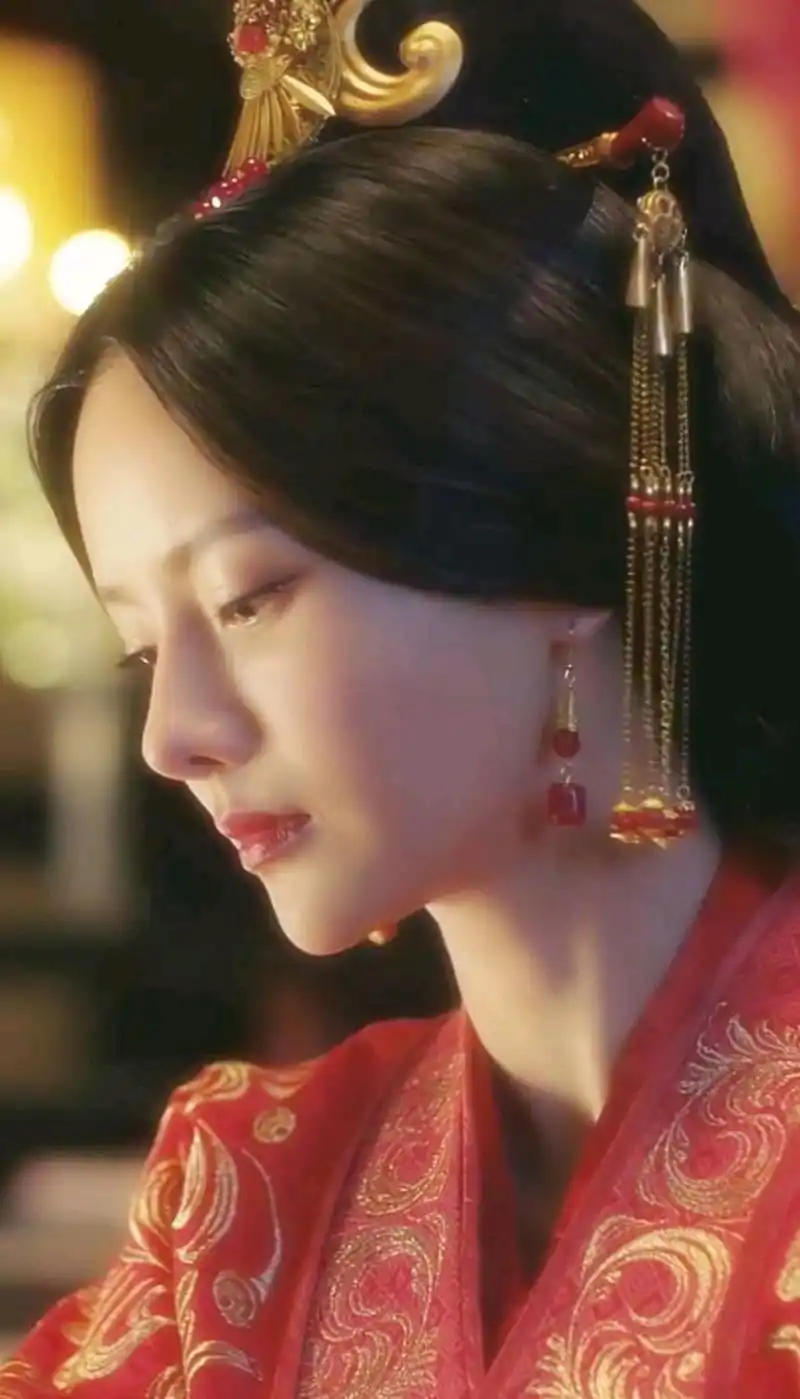 一袭红衣尽风华的古装美人洛神——甄宓的悲情