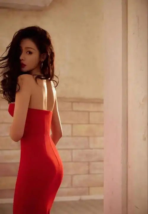 12月5日张天爱火辣大波浪造型