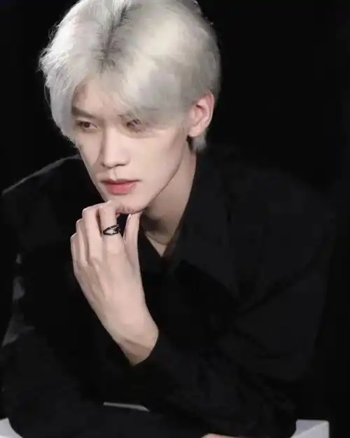 男生夏季白金发色97夏天是男生染头发最多的时候,夏天头发如果是