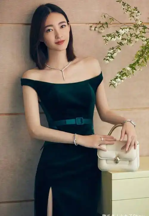 王丽坤才是真素颜女神,一字肩连衣裙秀身材,曾是林更新绯闻女友_气质
