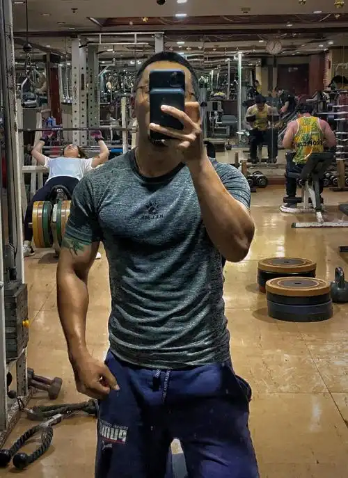 健身让人精力充沛撸铁打造满身肌肉保持匀称好身材直奔40岁