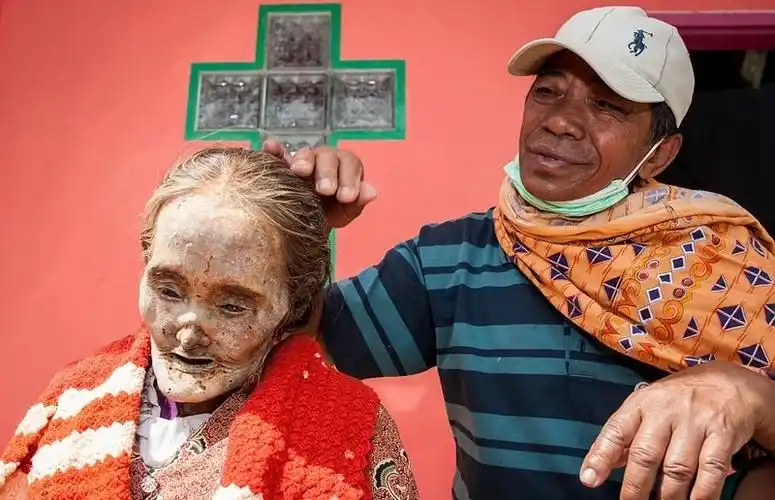 印尼迎"鬼节" 亡者穿红戴绿重见天日-国际在线