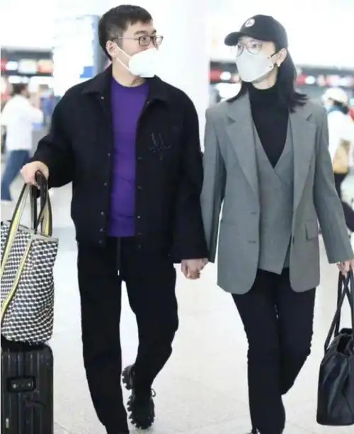 没离婚陈数罕见和丈夫走机场好亲密音乐家老公打扮时髦像小伙