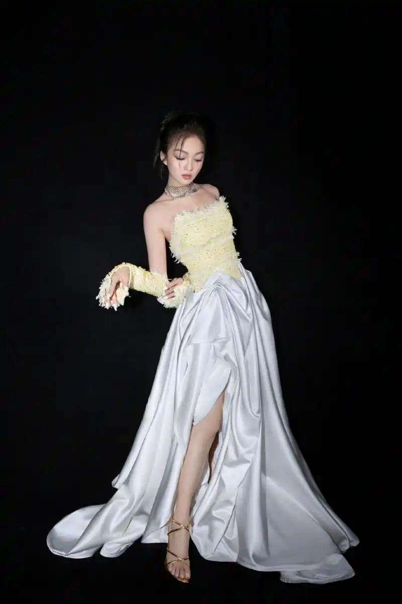 张韶涵和她白嫩的美脚丫